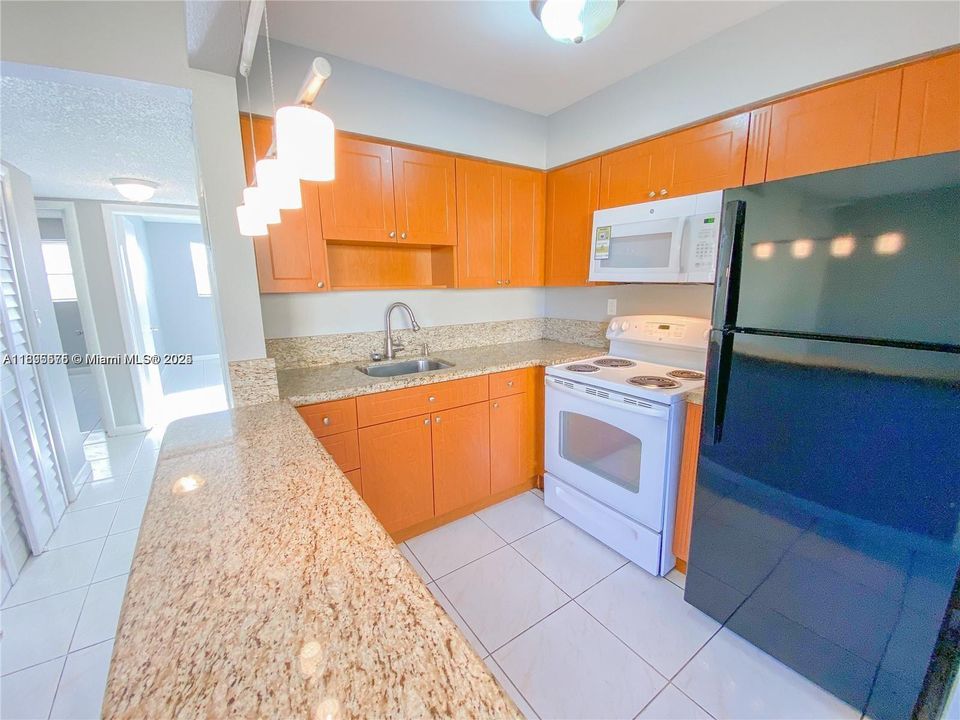 Active With Contract: $1,750 (2 beds, 1 baths, 800 Square Feet)