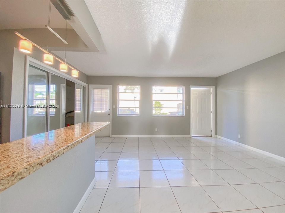 Active With Contract: $1,750 (2 beds, 1 baths, 800 Square Feet)