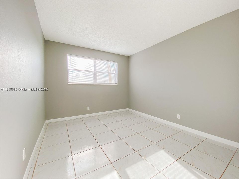 Active With Contract: $1,750 (2 beds, 1 baths, 800 Square Feet)