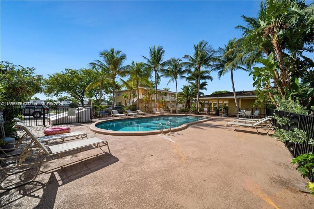 Active With Contract: $1,750 (2 beds, 1 baths, 800 Square Feet)