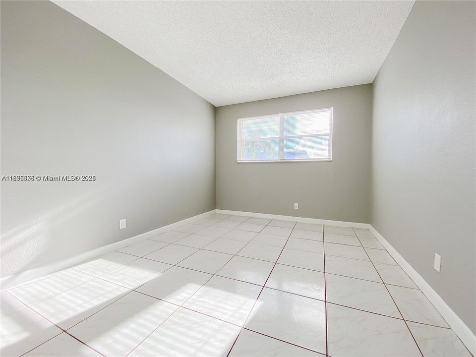 Active With Contract: $1,750 (2 beds, 1 baths, 800 Square Feet)