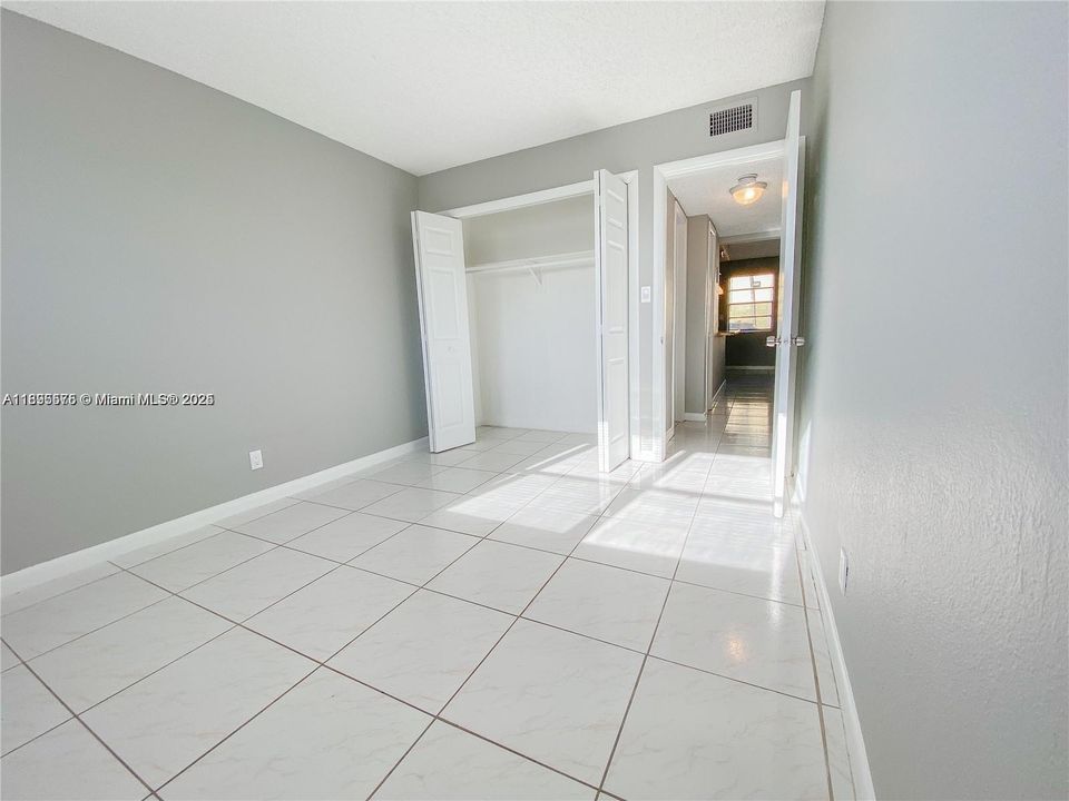 Active With Contract: $1,750 (2 beds, 1 baths, 800 Square Feet)