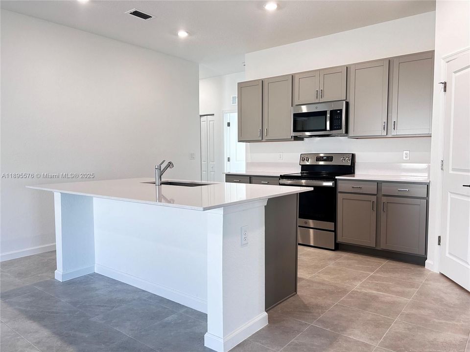 For Rent: $2,600 (4 beds, 2 baths, 1814 Square Feet)