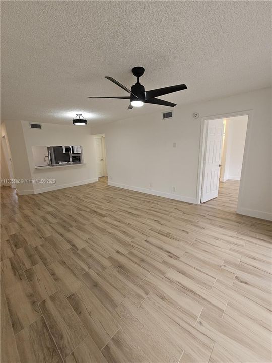 Active With Contract: $175,000 (2 beds, 2 baths, 965 Square Feet)