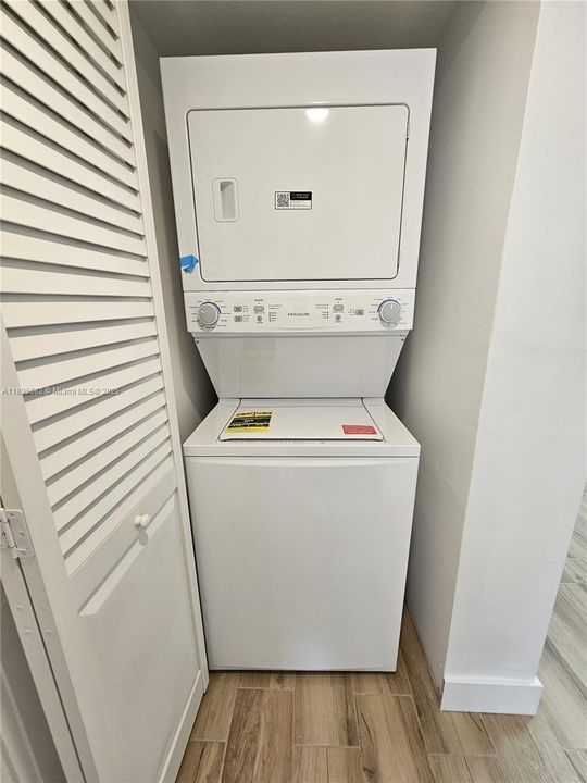 Active With Contract: $175,000 (2 beds, 2 baths, 965 Square Feet)