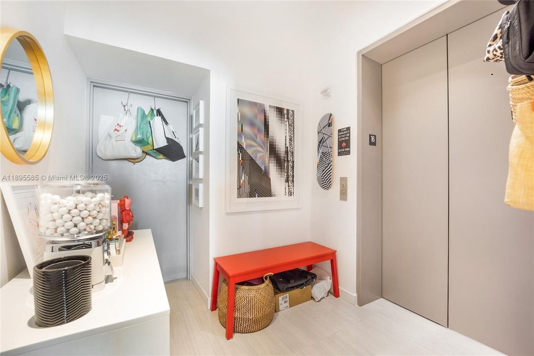 For Sale: $790,000 (1 beds, 2 baths, 940 Square Feet)