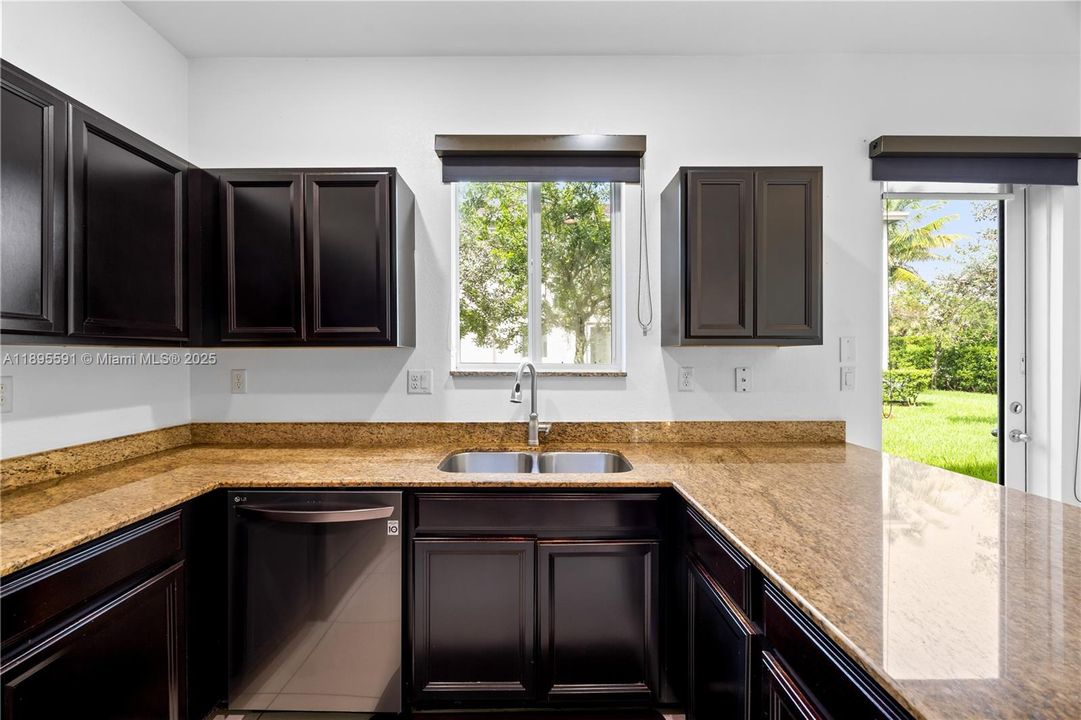 待售: $465,000 (3 贝兹, 2 浴室, 1589 平方英尺)