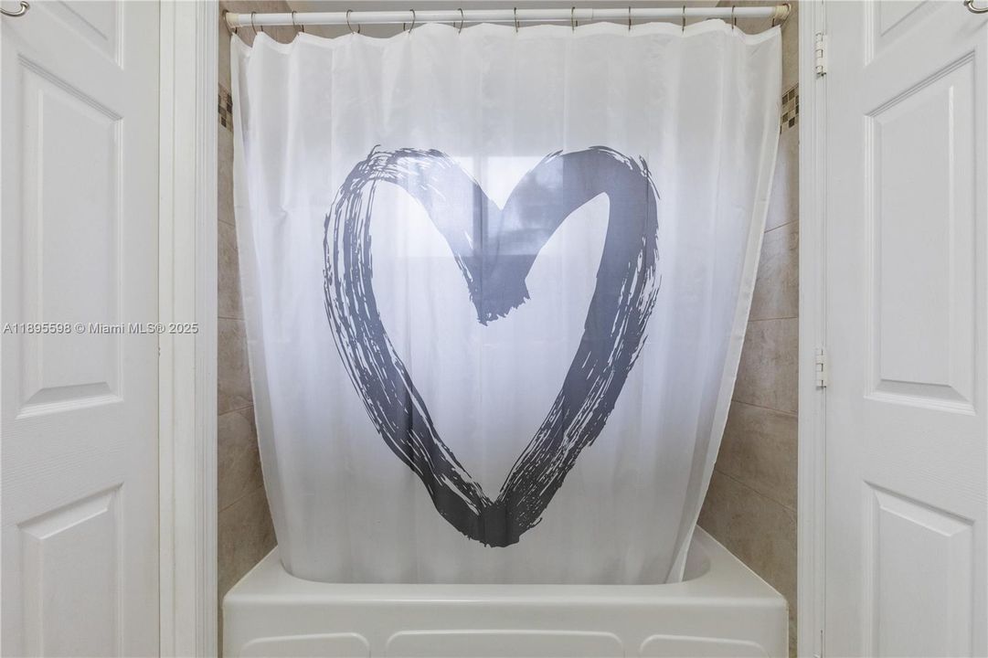 Под контрактом: $730,000 (4 спален, 2 ванн, 2332 Квадратных фут)