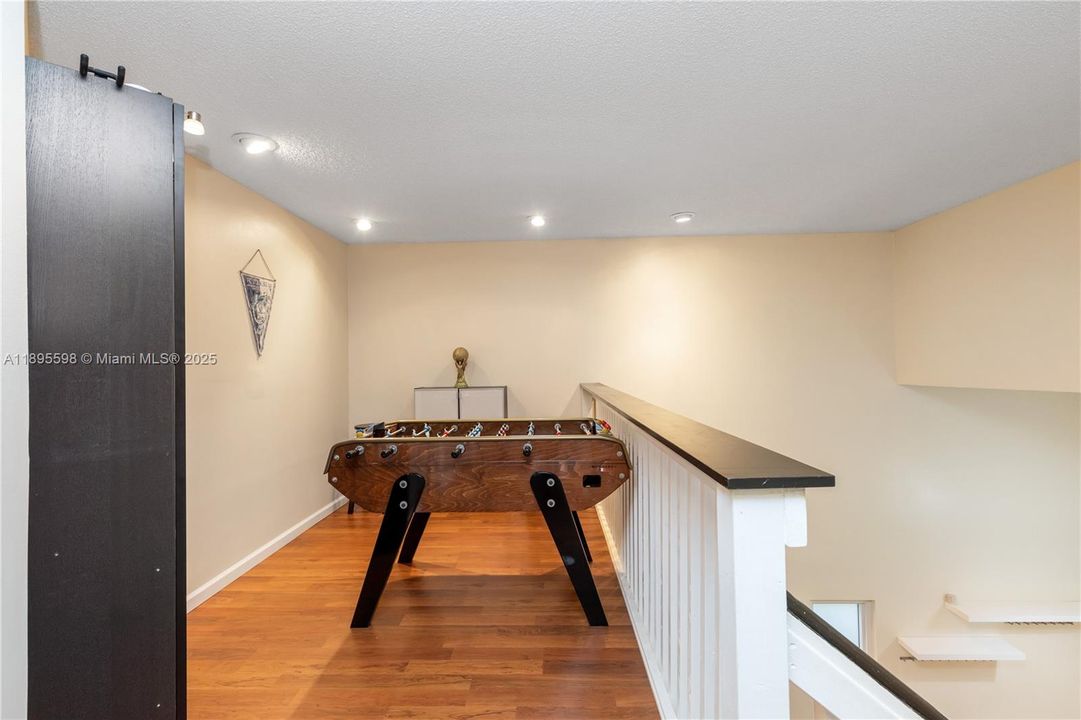 Под контрактом: $730,000 (4 спален, 2 ванн, 2332 Квадратных фут)