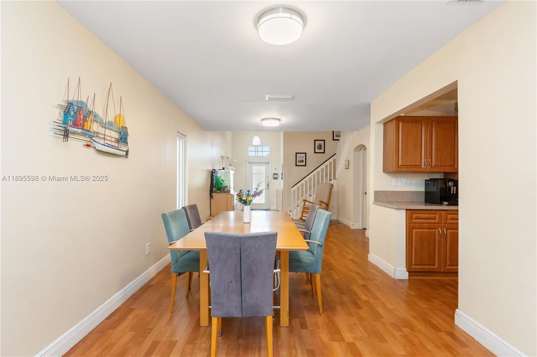 Под контрактом: $730,000 (4 спален, 2 ванн, 2332 Квадратных фут)