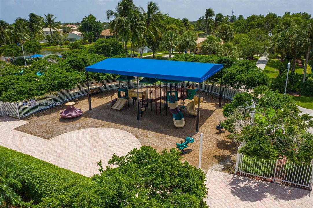 Под контрактом: $730,000 (4 спален, 2 ванн, 2332 Квадратных фут)