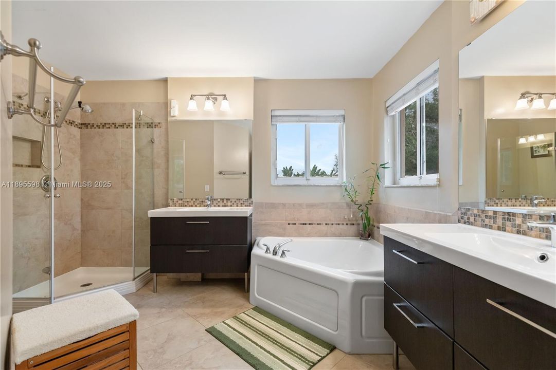 Под контрактом: $730,000 (4 спален, 2 ванн, 2332 Квадратных фут)