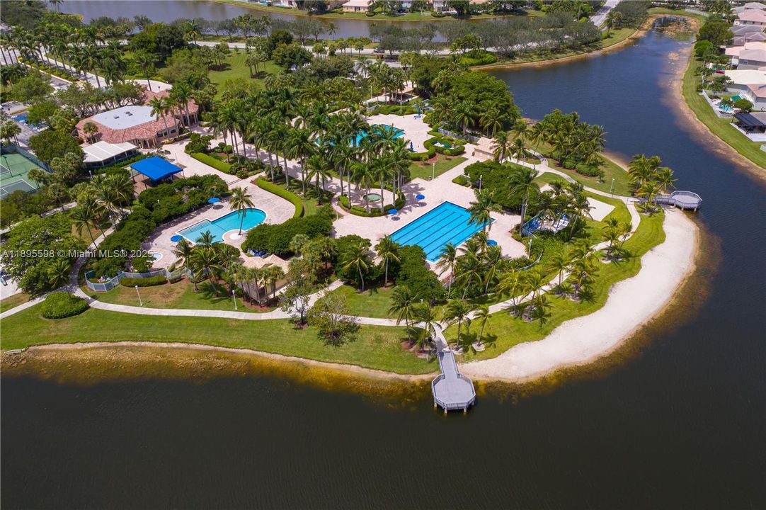 Под контрактом: $730,000 (4 спален, 2 ванн, 2332 Квадратных фут)