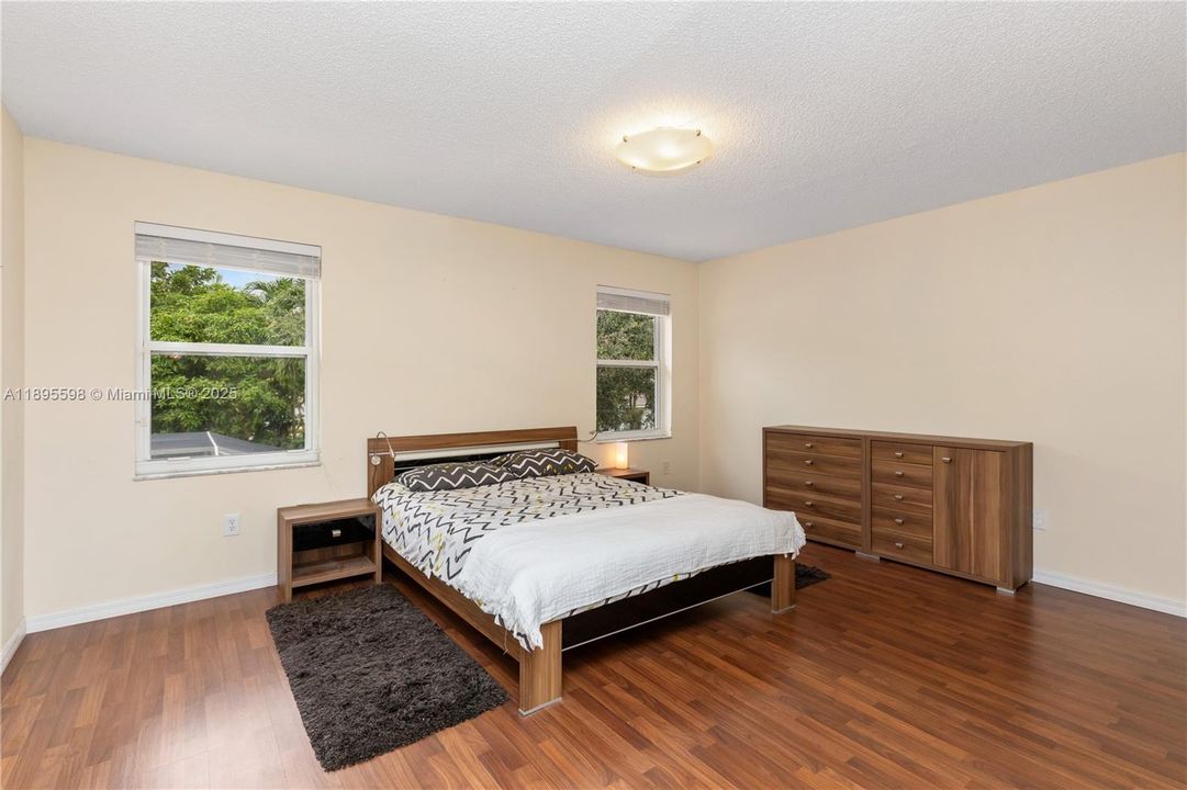 Под контрактом: $730,000 (4 спален, 2 ванн, 2332 Квадратных фут)