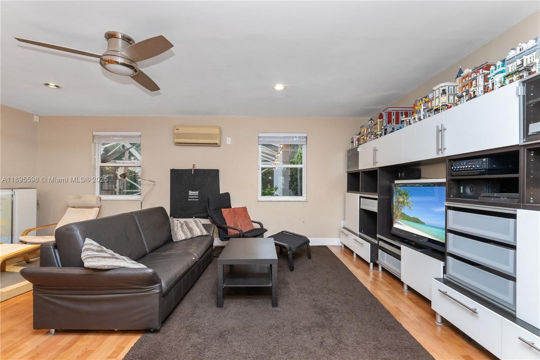 Под контрактом: $730,000 (4 спален, 2 ванн, 2332 Квадратных фут)