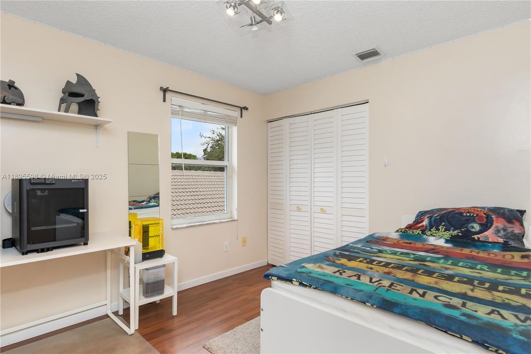 Под контрактом: $730,000 (4 спален, 2 ванн, 2332 Квадратных фут)