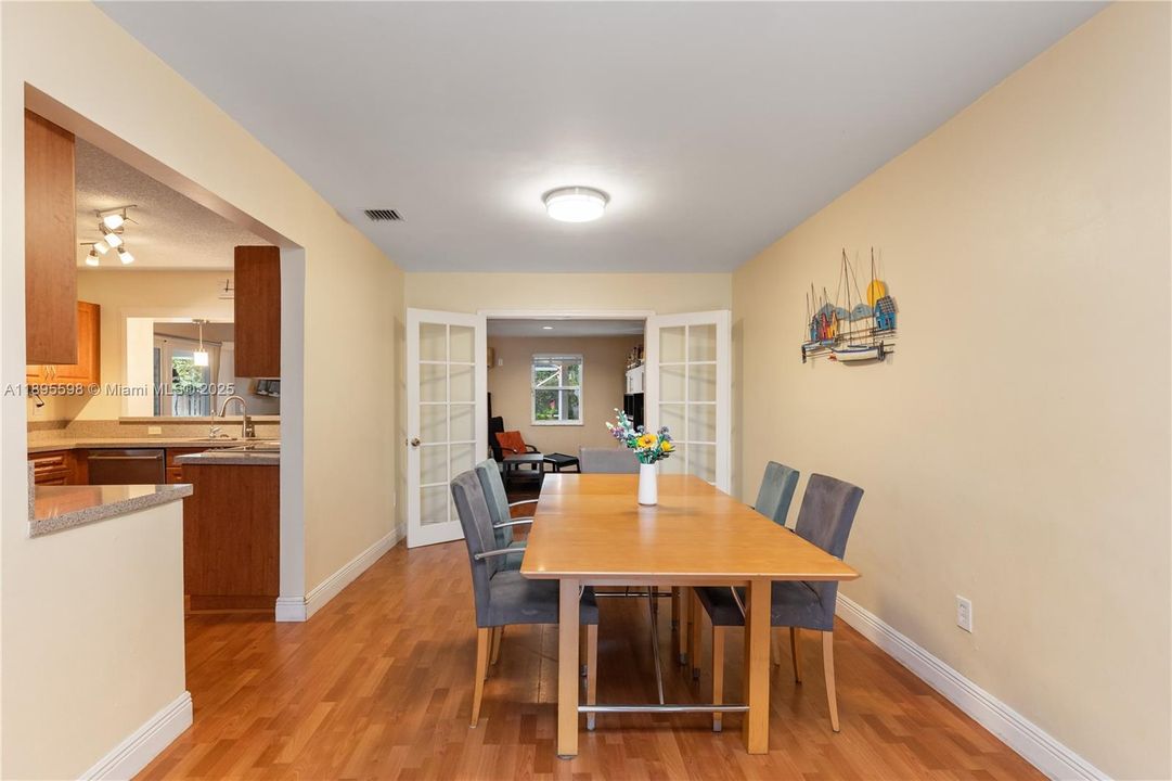 Под контрактом: $730,000 (4 спален, 2 ванн, 2332 Квадратных фут)