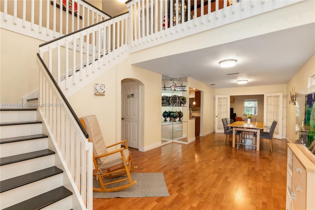 Под контрактом: $730,000 (4 спален, 2 ванн, 2332 Квадратных фут)