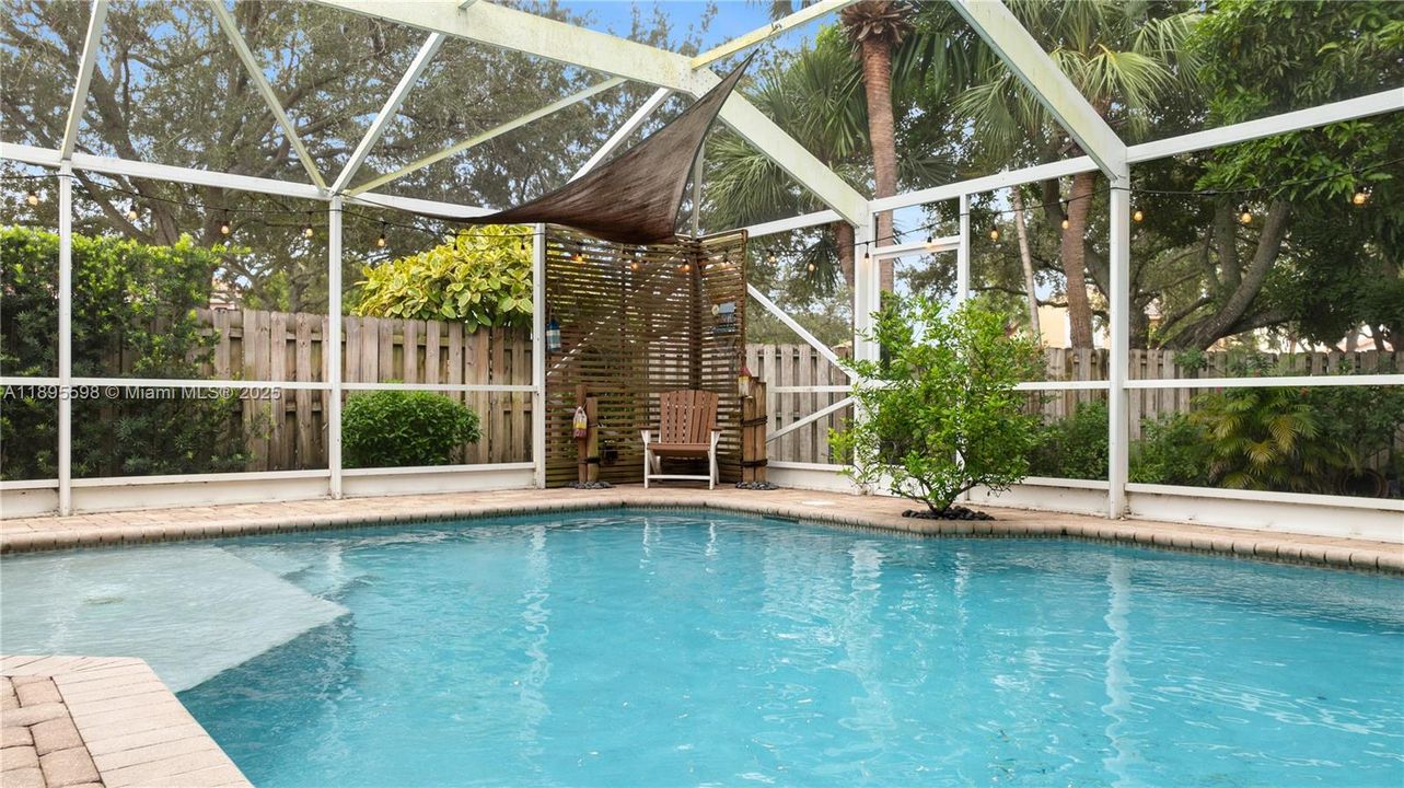 Под контрактом: $730,000 (4 спален, 2 ванн, 2332 Квадратных фут)