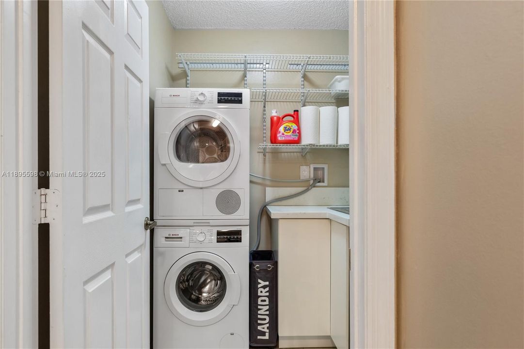 Под контрактом: $730,000 (4 спален, 2 ванн, 2332 Квадратных фут)