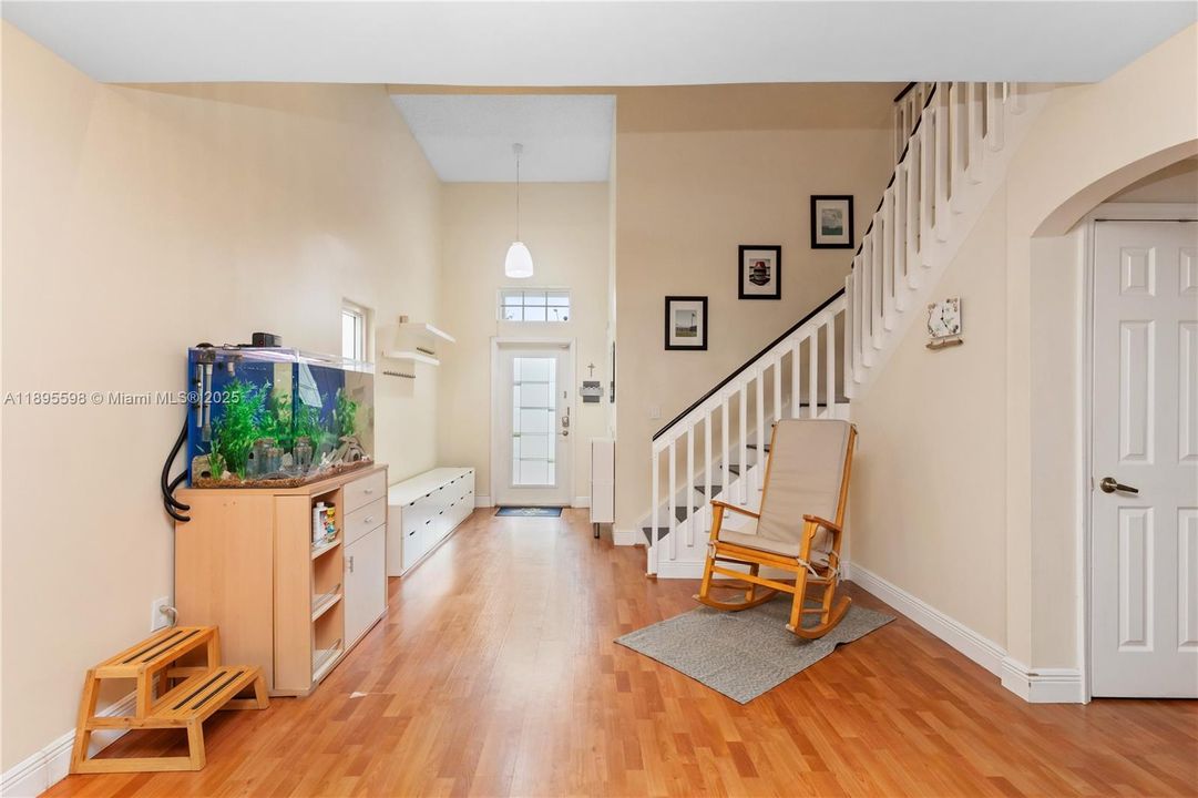 Под контрактом: $730,000 (4 спален, 2 ванн, 2332 Квадратных фут)