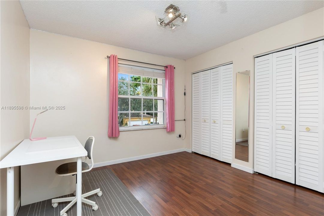 Под контрактом: $730,000 (4 спален, 2 ванн, 2332 Квадратных фут)