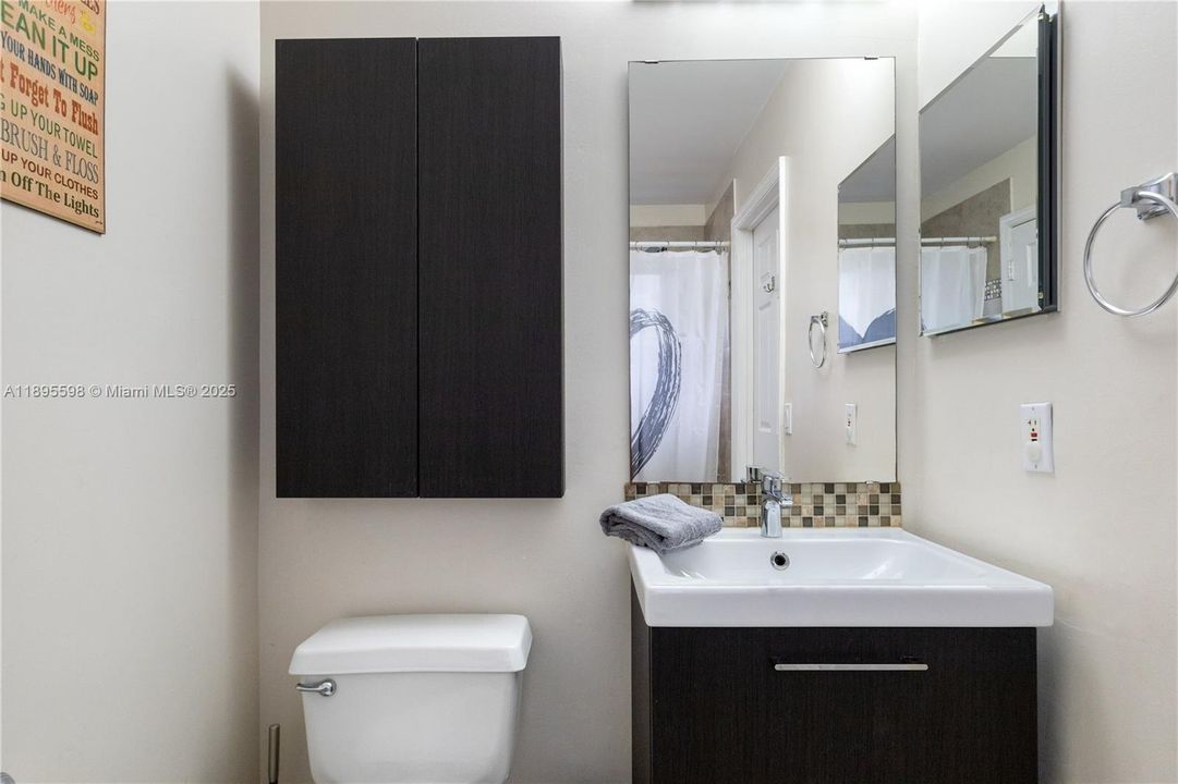 Под контрактом: $730,000 (4 спален, 2 ванн, 2332 Квадратных фут)