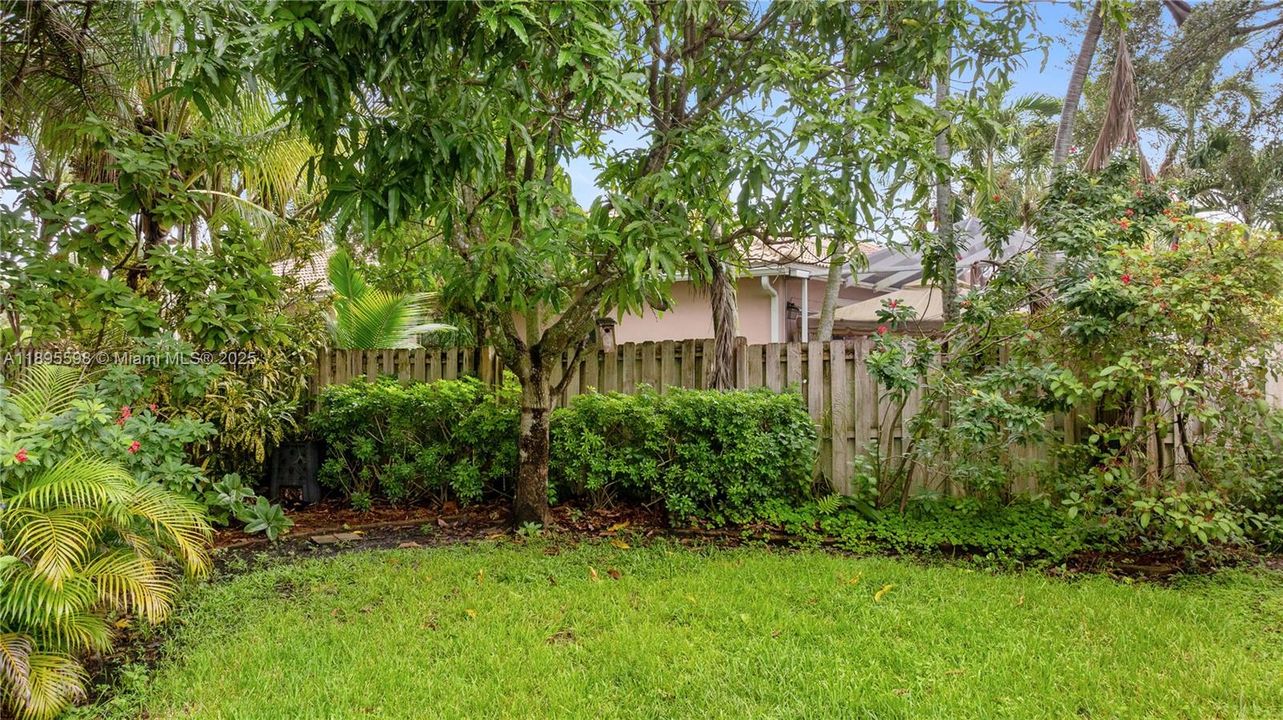 Под контрактом: $730,000 (4 спален, 2 ванн, 2332 Квадратных фут)