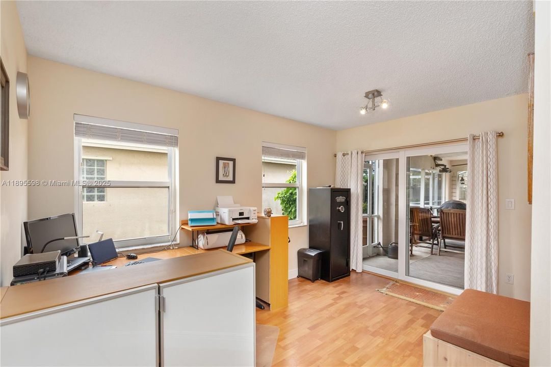 Под контрактом: $730,000 (4 спален, 2 ванн, 2332 Квадратных фут)