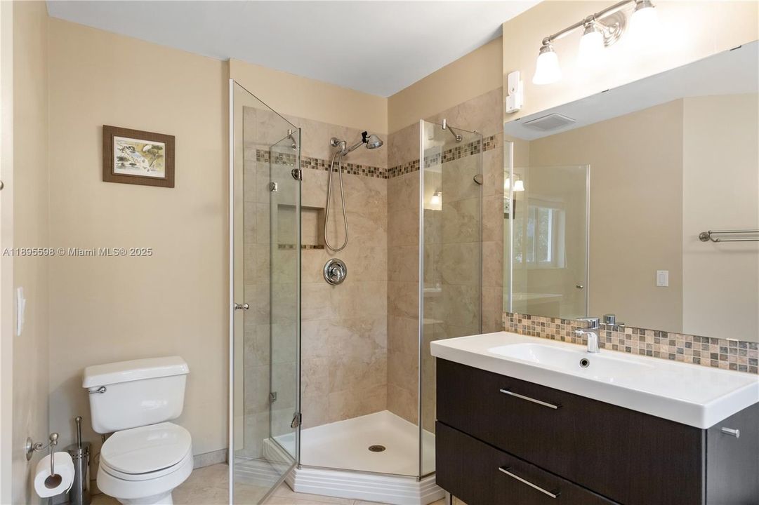 Под контрактом: $730,000 (4 спален, 2 ванн, 2332 Квадратных фут)