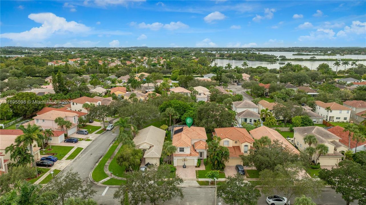 Под контрактом: $730,000 (4 спален, 2 ванн, 2332 Квадратных фут)