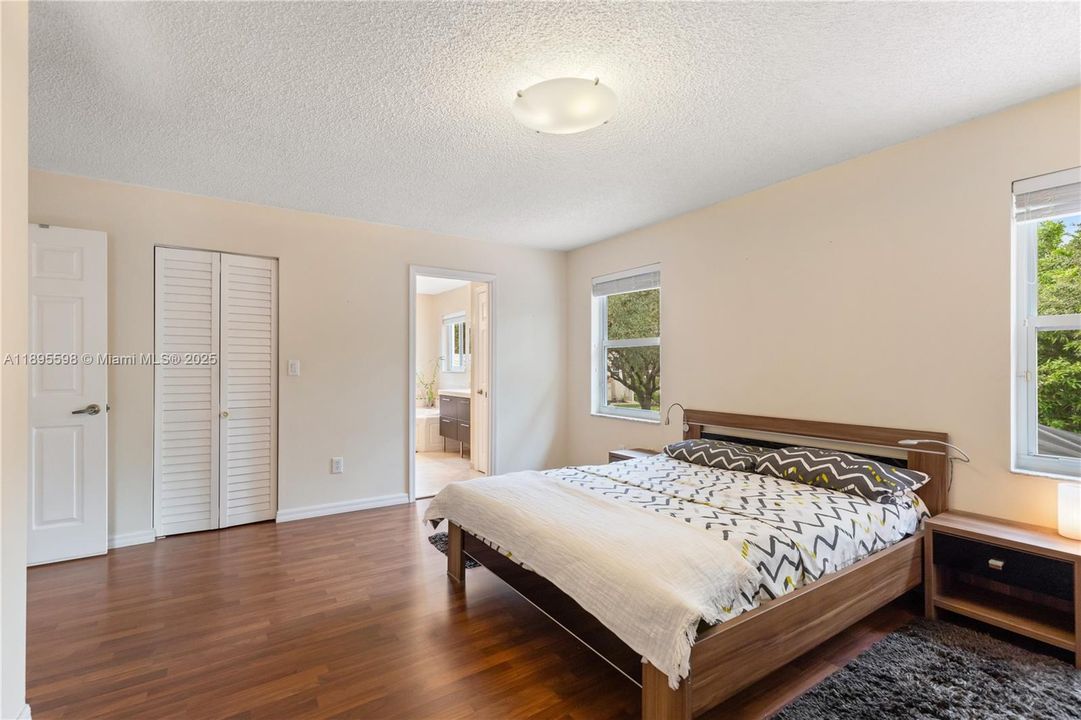 Под контрактом: $730,000 (4 спален, 2 ванн, 2332 Квадратных фут)