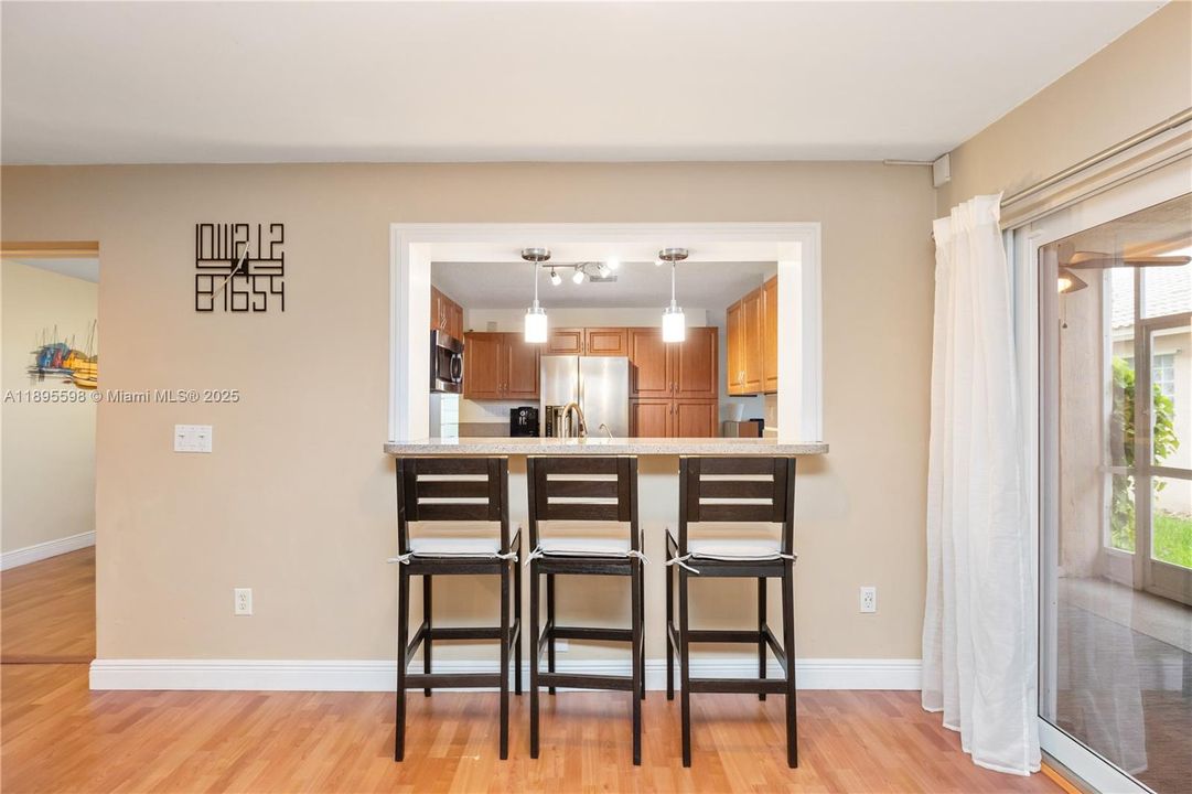 Под контрактом: $730,000 (4 спален, 2 ванн, 2332 Квадратных фут)