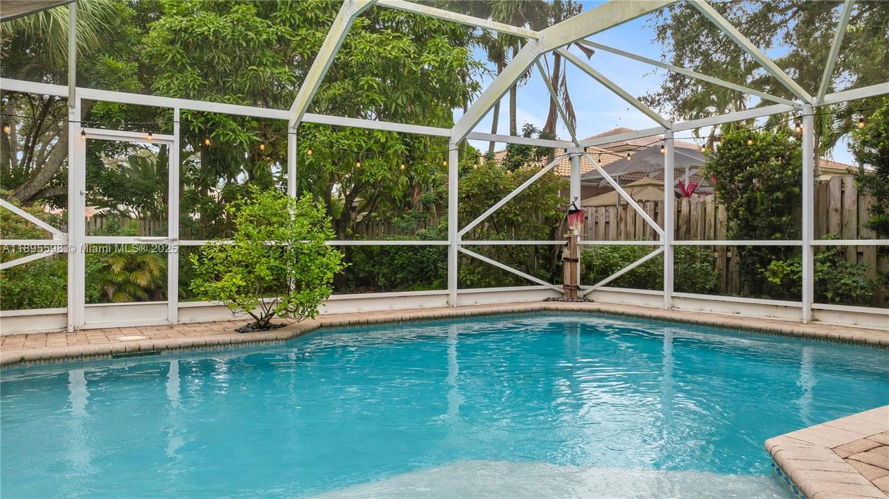 Под контрактом: $730,000 (4 спален, 2 ванн, 2332 Квадратных фут)