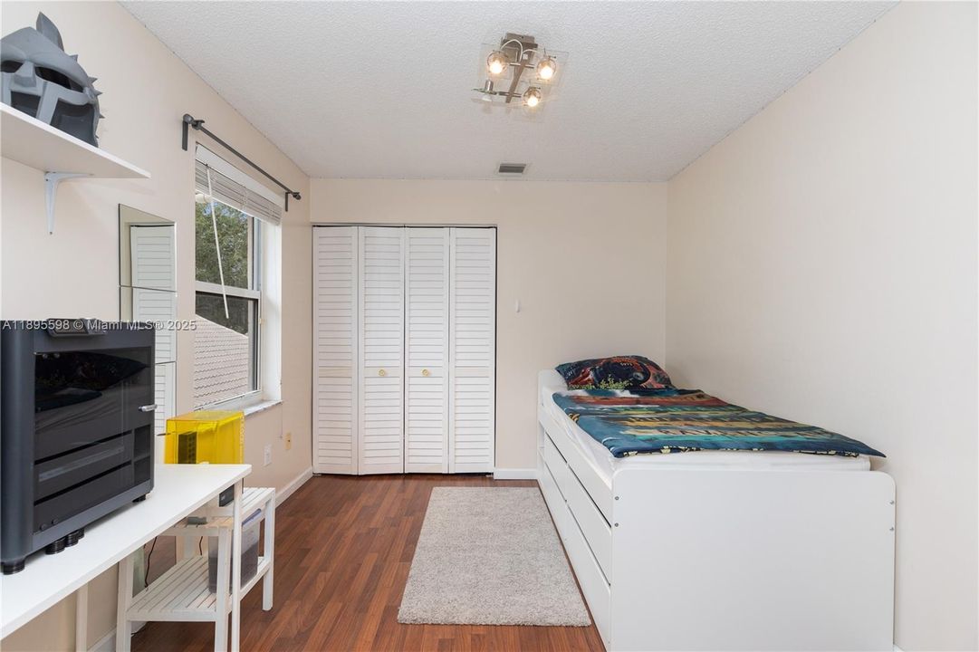 Под контрактом: $730,000 (4 спален, 2 ванн, 2332 Квадратных фут)