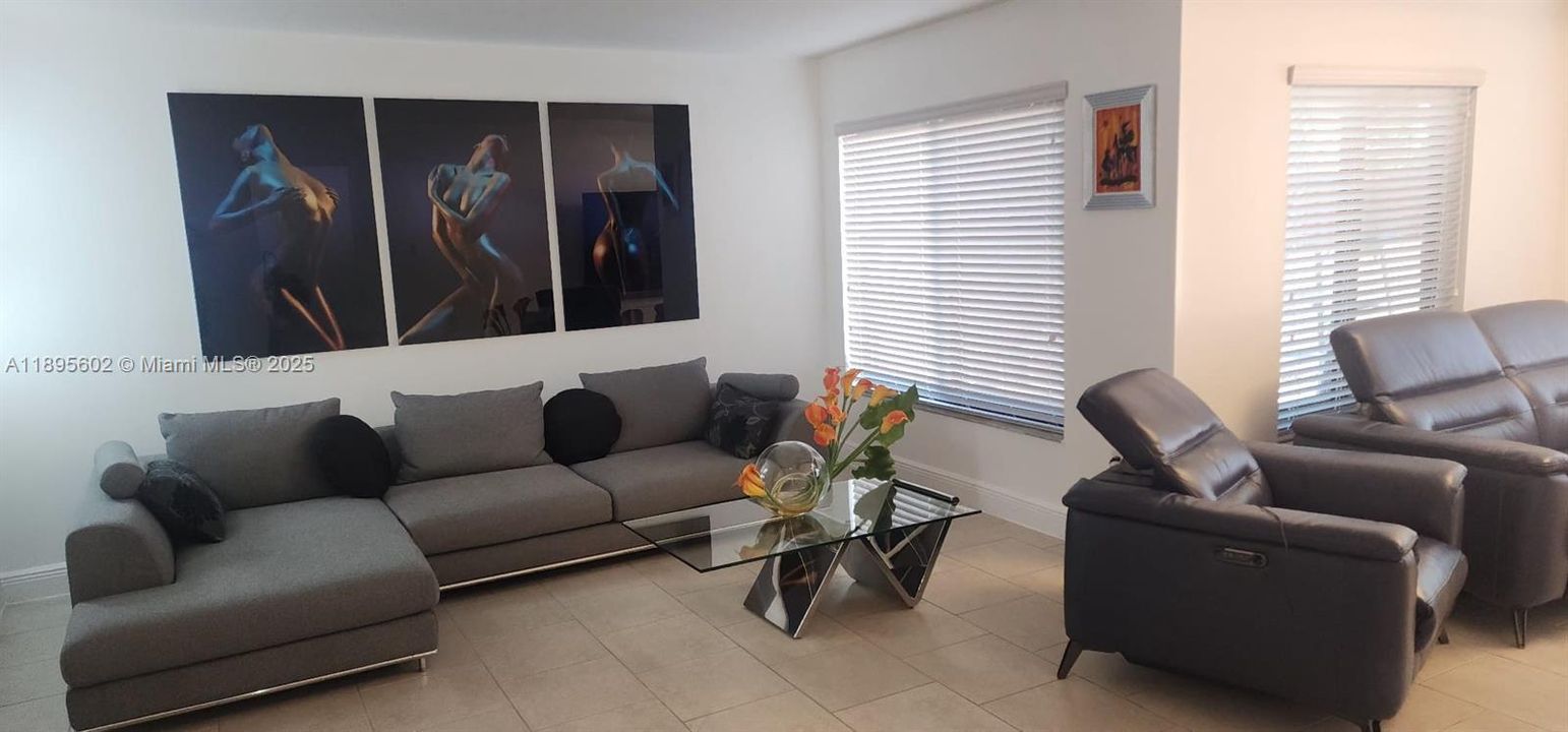 待售: $720,000 (4 贝兹, 2 浴室, 2384 平方英尺)