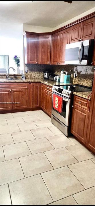 待售: $720,000 (4 贝兹, 2 浴室, 2384 平方英尺)