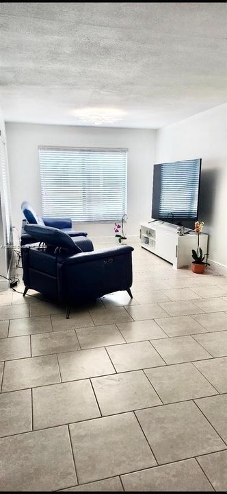 待售: $720,000 (4 贝兹, 2 浴室, 2384 平方英尺)