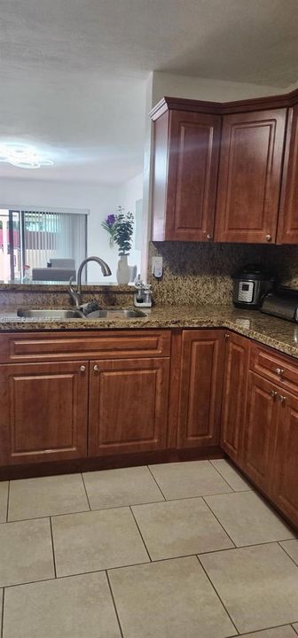 待售: $720,000 (4 贝兹, 2 浴室, 2384 平方英尺)