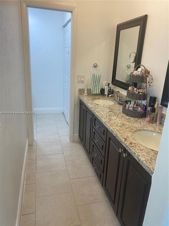 待售: $720,000 (4 贝兹, 2 浴室, 2384 平方英尺)