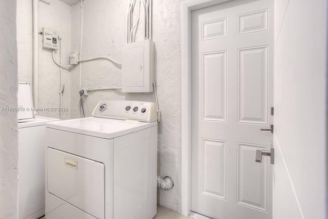 待售: $295,000 (2 贝兹, 2 浴室, 1182 平方英尺)