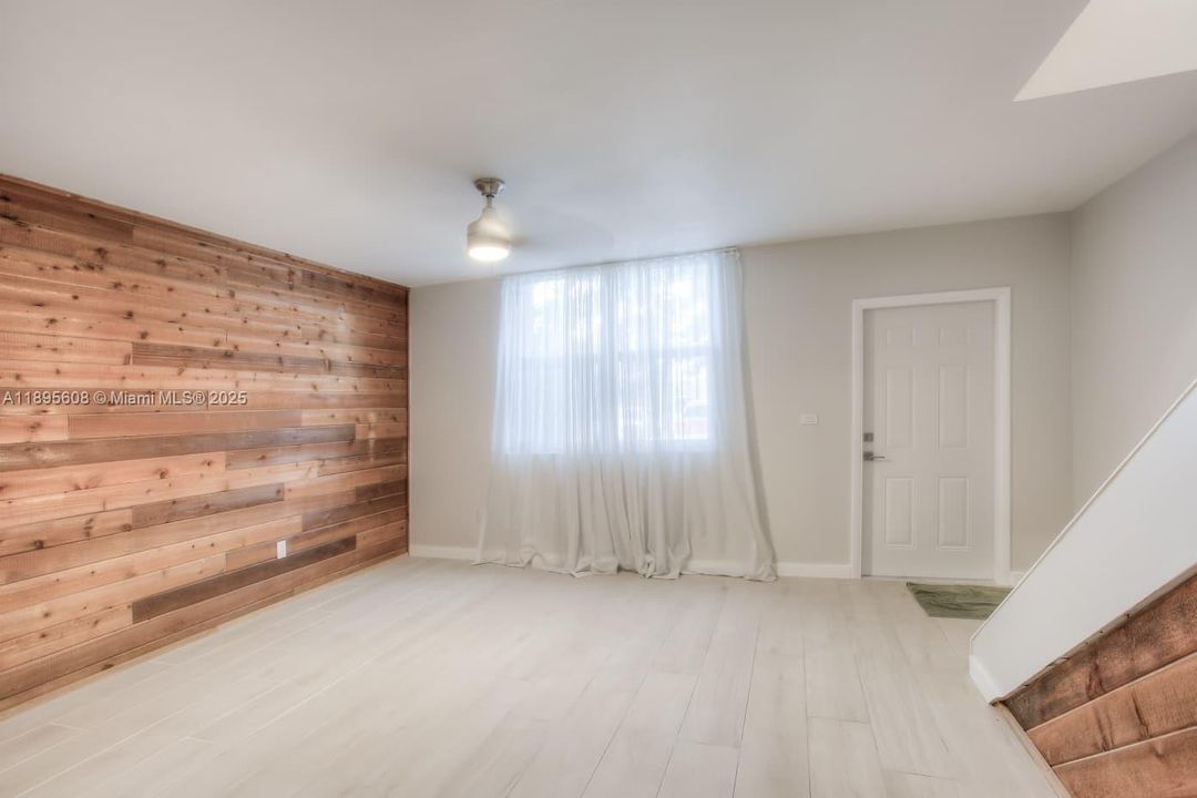 待售: $295,000 (2 贝兹, 2 浴室, 1182 平方英尺)