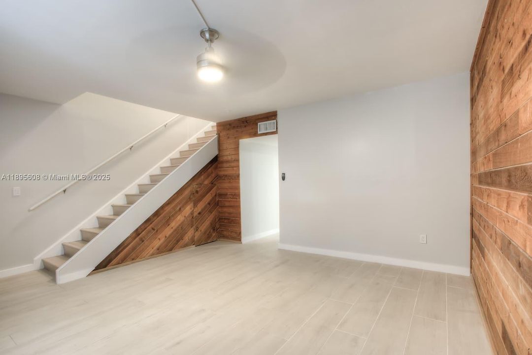 待售: $295,000 (2 贝兹, 2 浴室, 1182 平方英尺)