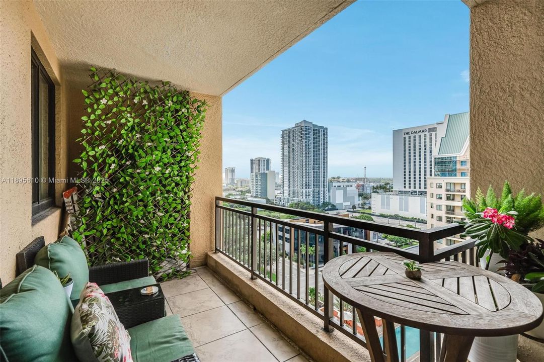 For Sale: $480,000 (2 beds, 2 baths, 1131 Square Feet)