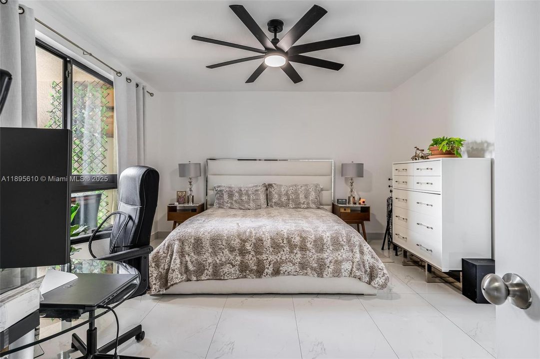 For Sale: $480,000 (2 beds, 2 baths, 1131 Square Feet)