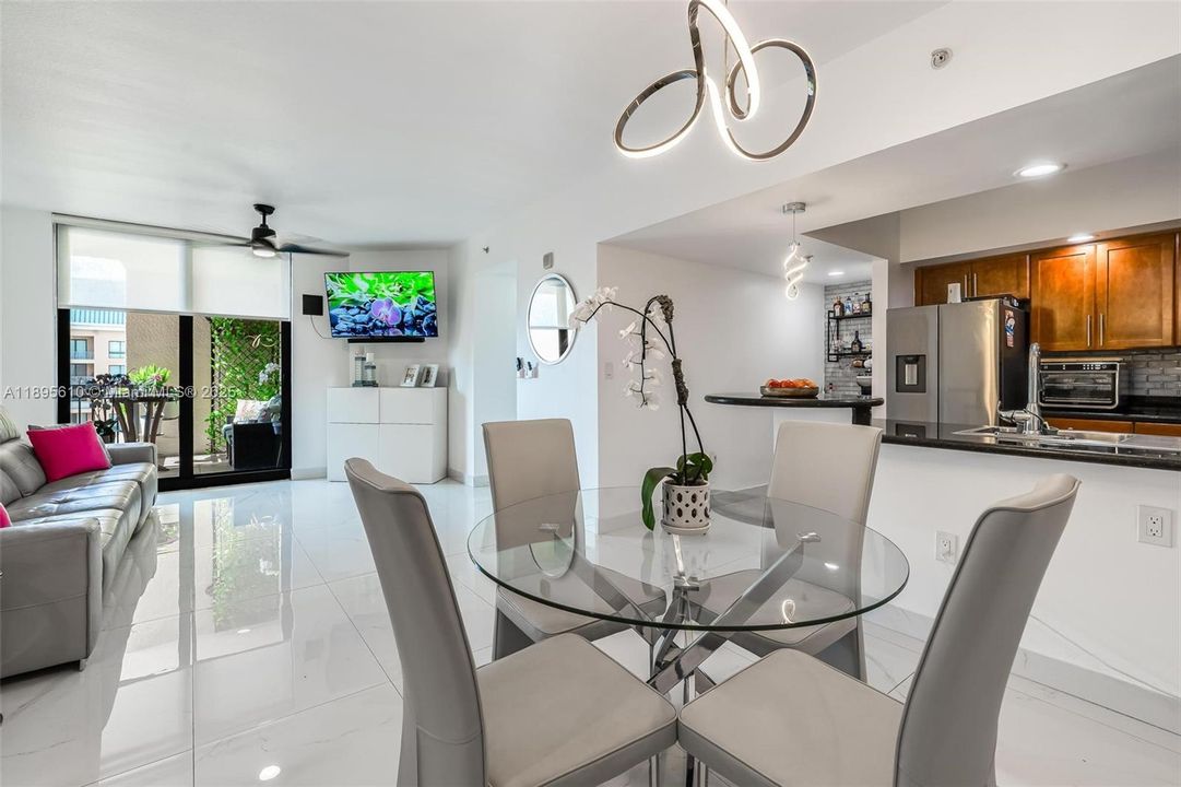 For Sale: $480,000 (2 beds, 2 baths, 1131 Square Feet)