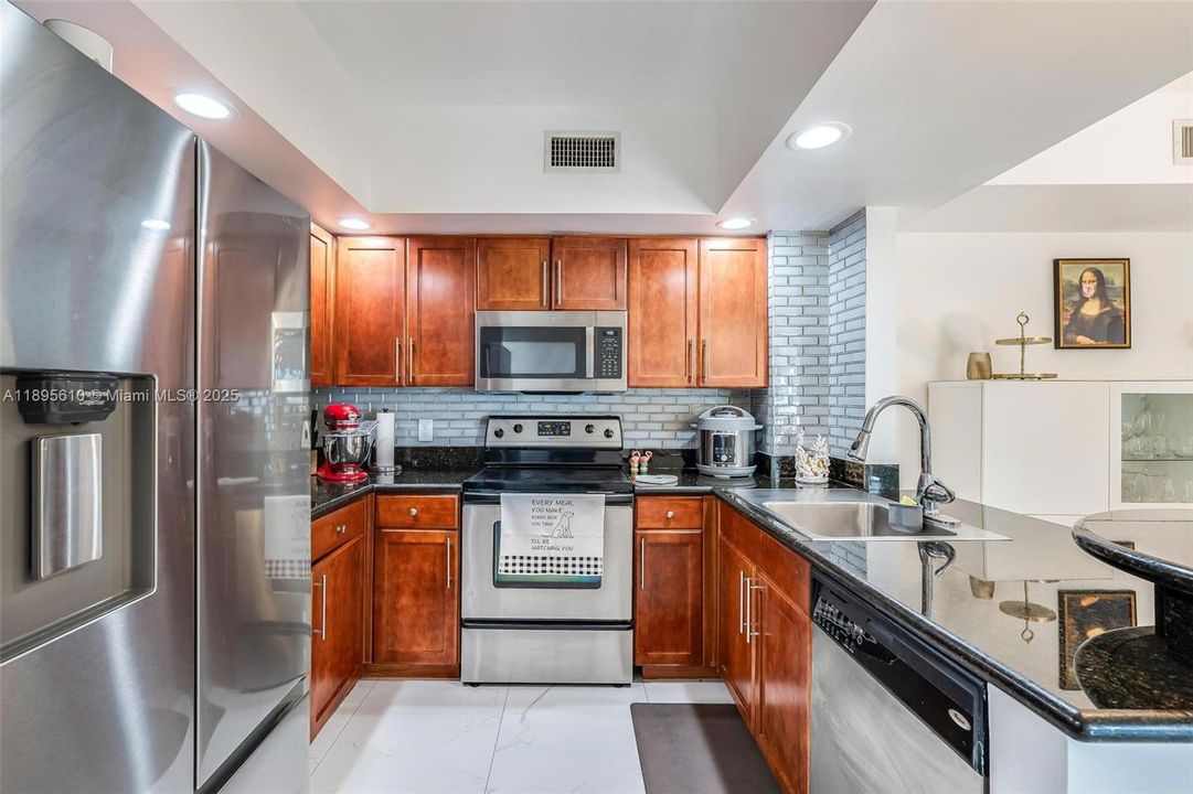 For Sale: $480,000 (2 beds, 2 baths, 1131 Square Feet)