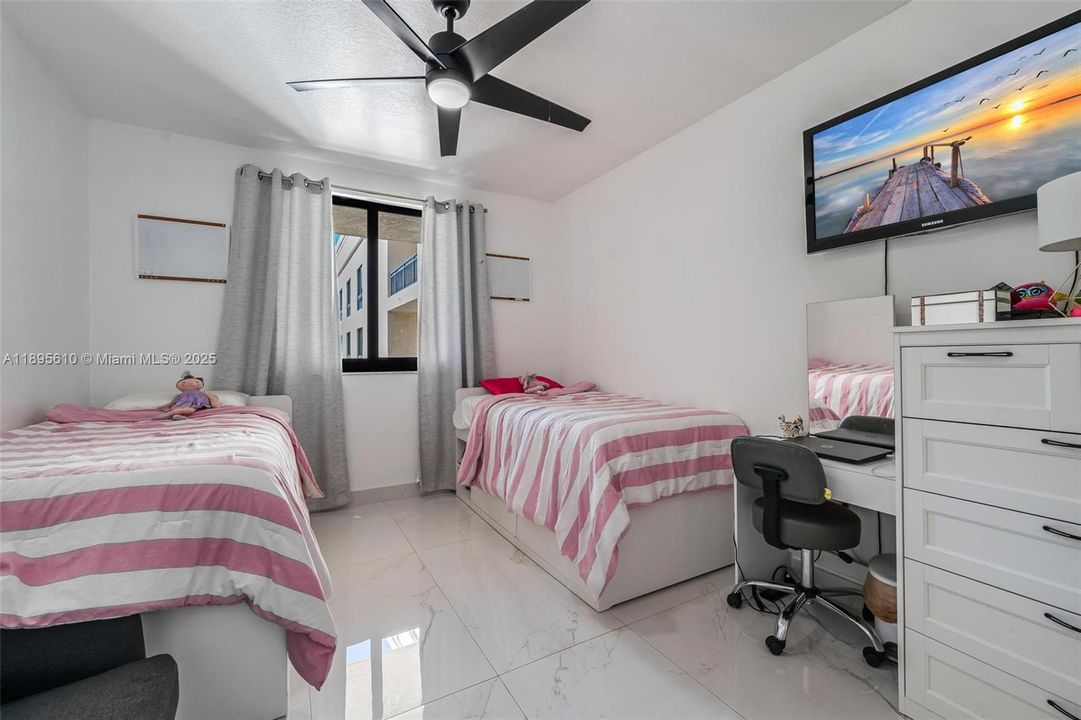 For Sale: $480,000 (2 beds, 2 baths, 1131 Square Feet)