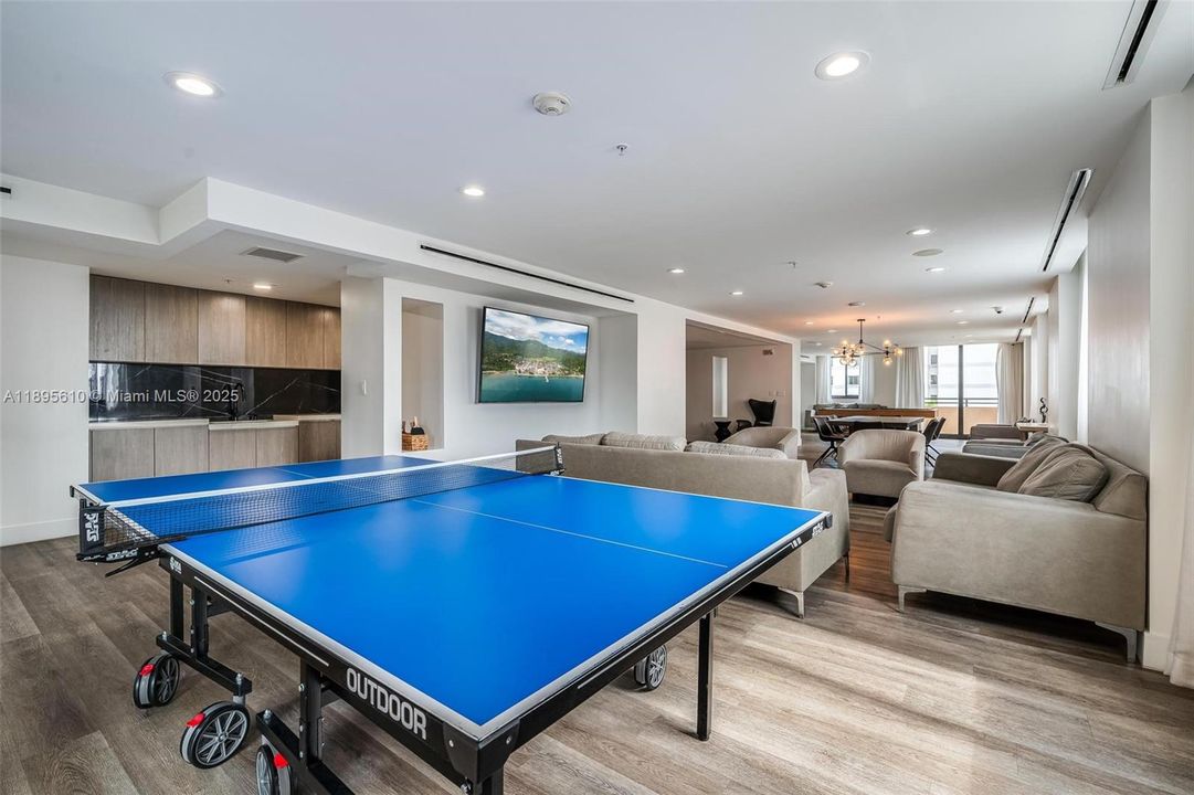 For Sale: $480,000 (2 beds, 2 baths, 1131 Square Feet)