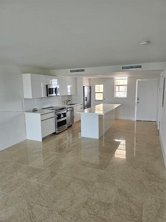 For Rent: $2,000 (1 beds, 1 baths, 768 Square Feet)